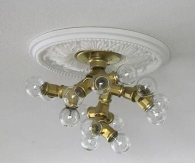 Потолочный светильник в стиле лофт из полимерных труб с лампами-шарами