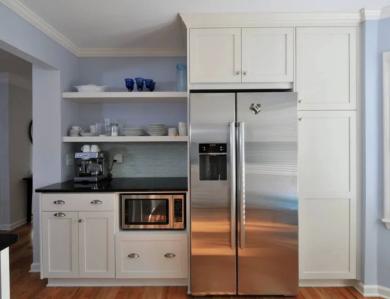 Высокие шкафы и антресоли – отличный выход для маленькой кухни