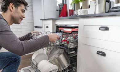 Использование посудомоечной машины на кухне
