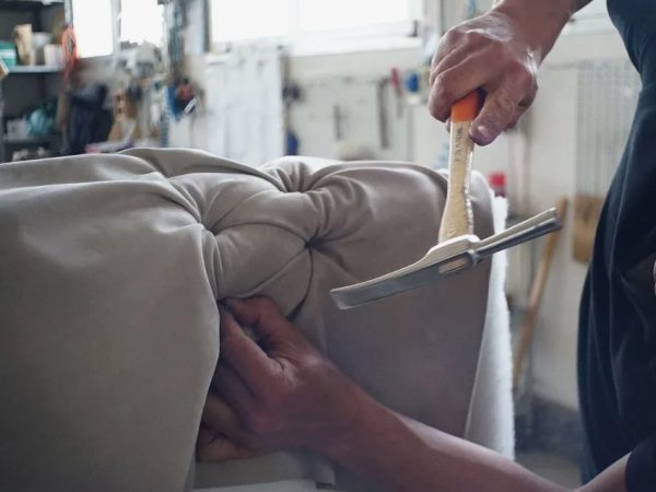 Ошибки при перетяжке дивана: опыт профессионалов и советы