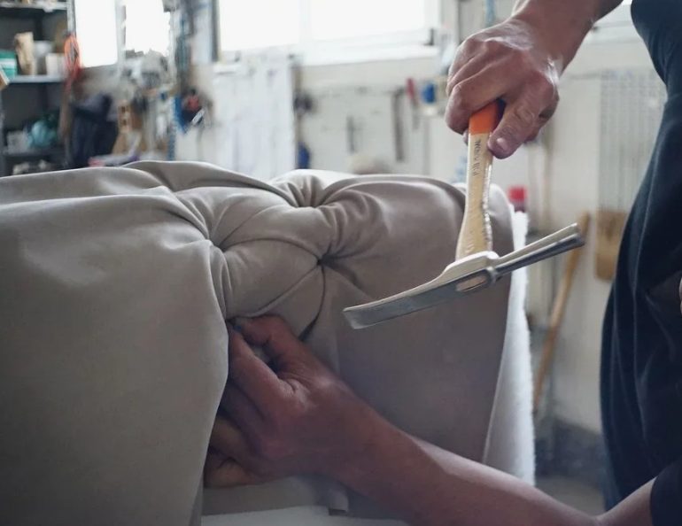 Ошибки при перетяжке дивана: опыт профессионалов и советы