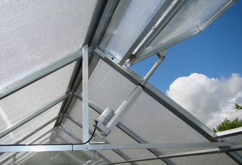 Преимущества автоматических электроприводов для вентиляции теплиц