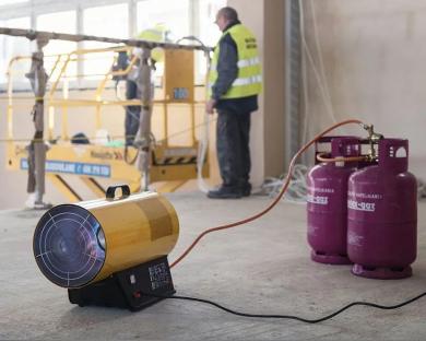 Газовая тепловая пушка на строительной площадке