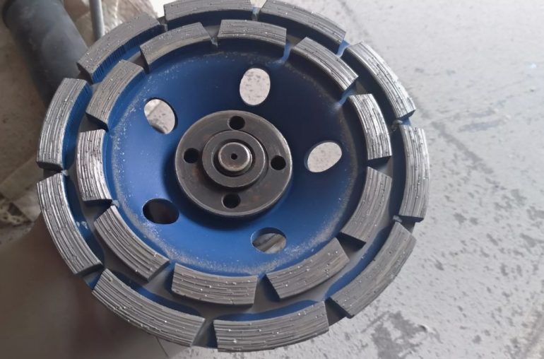 Как выбрать алмазную фрезу для шлифовки бетонного пола: практическое руководство