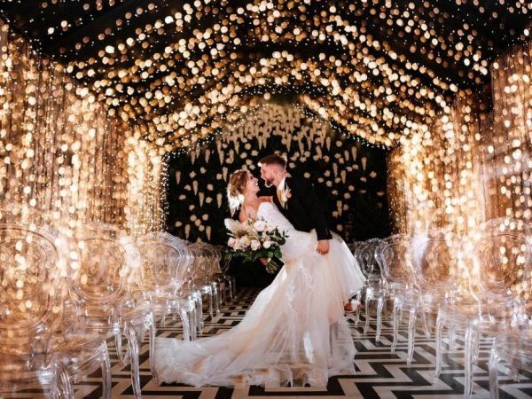 Гирлянда занавес в свадебном декоре