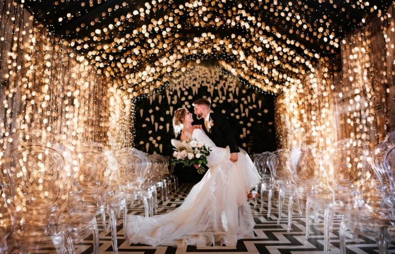 Гирлянда занавес в свадебном декоре