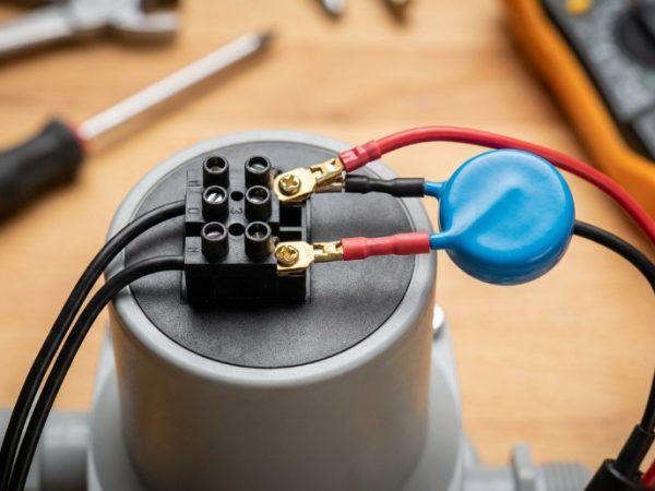 Конденсаторы 50 мк Ф для стабильной работы насосов в водяном теплом поле