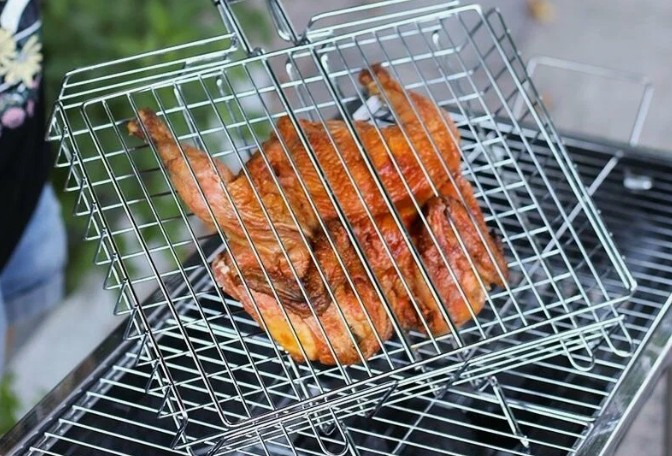 7 ошибок при выборе решетки для гриля, из‑за которых мясо пригорает и разваливается