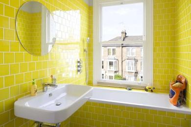 Желтые тона в отделке маленького помещения ванной комнаты